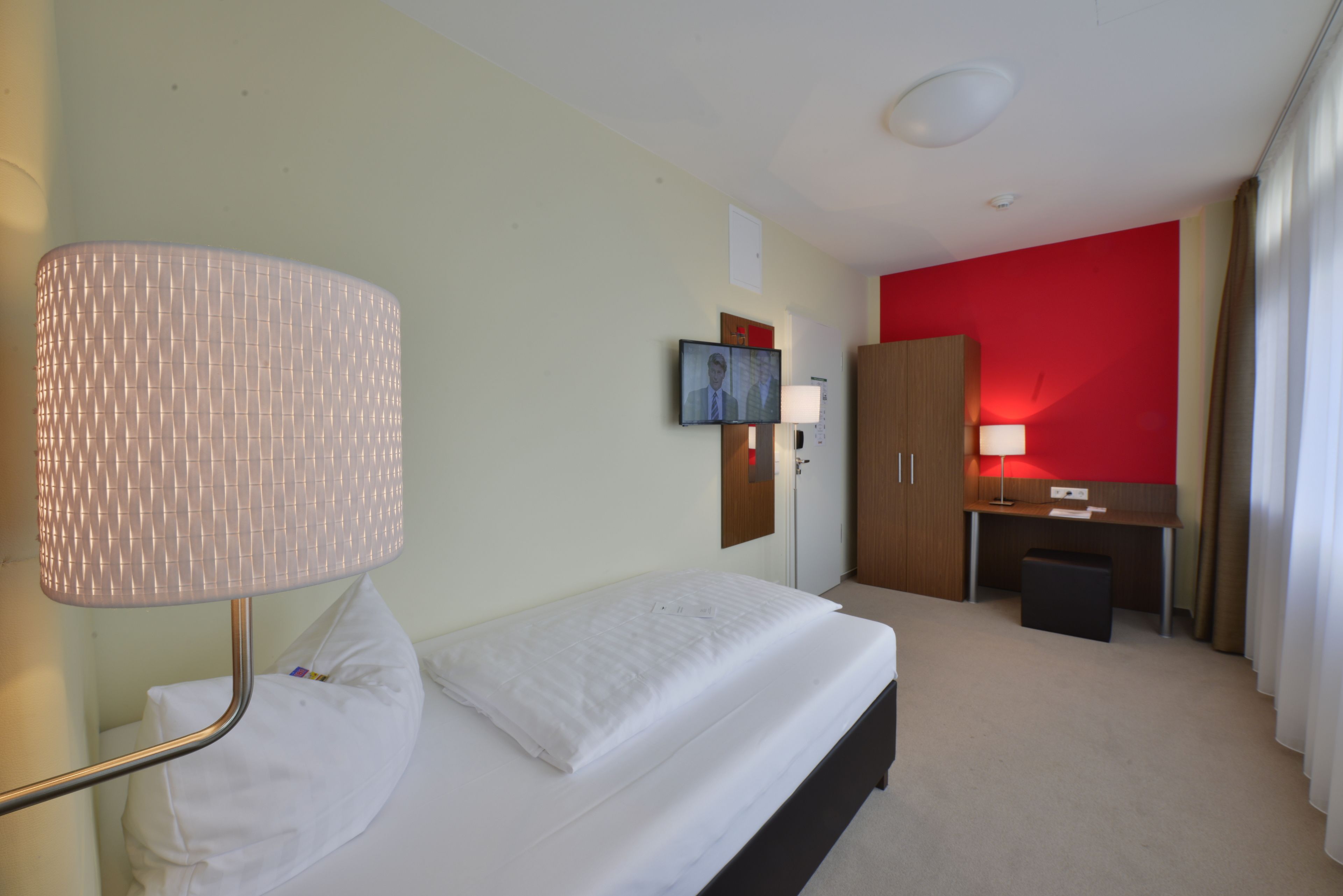 single room, 1 single bed | hypo-allergenic bedding, desk, blackout curtains, free wifi