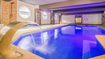 Piscina coberta, piscina a l'aire lliure de temporada i para-sols