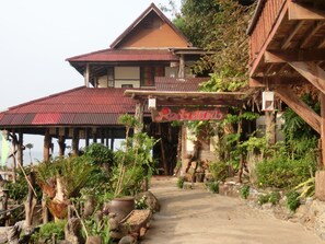 供應早餐、午餐、晚餐；泰國菜