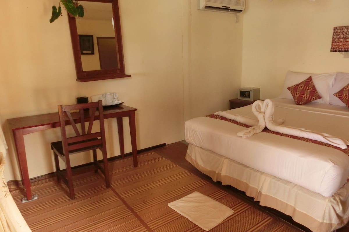 Standaard tweepersoonskamer, uitzicht op zee (Air-Condition) | Luxe beddengoed, een bureau, babybedden, extra bedden