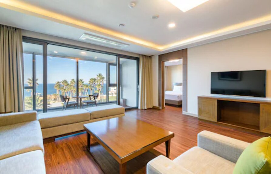 Uni Hotel Jeju exact-property Family Suite 客廳與獨立睡房實景