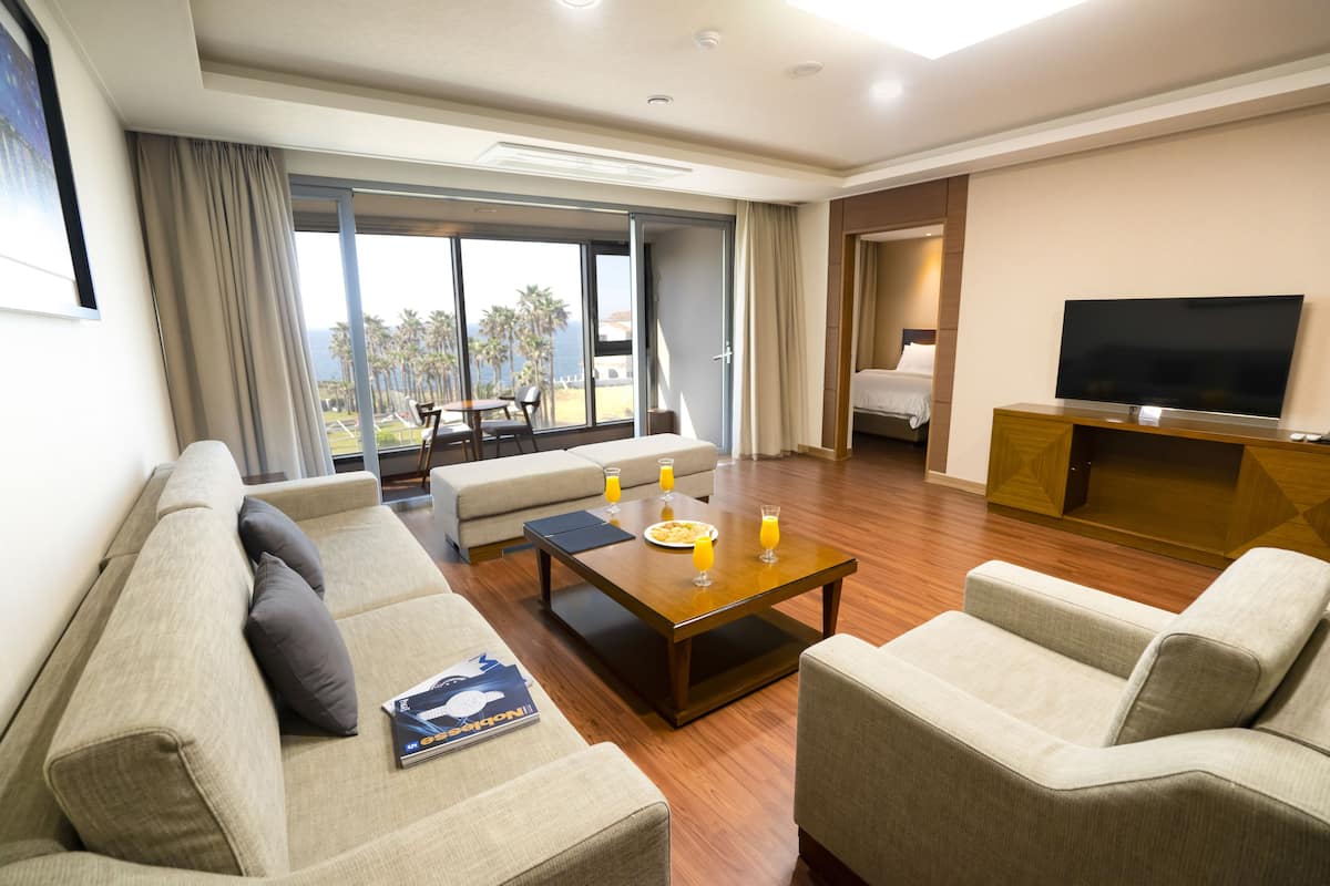 1 bedroom, premium bedding, down duvets, in-room safe