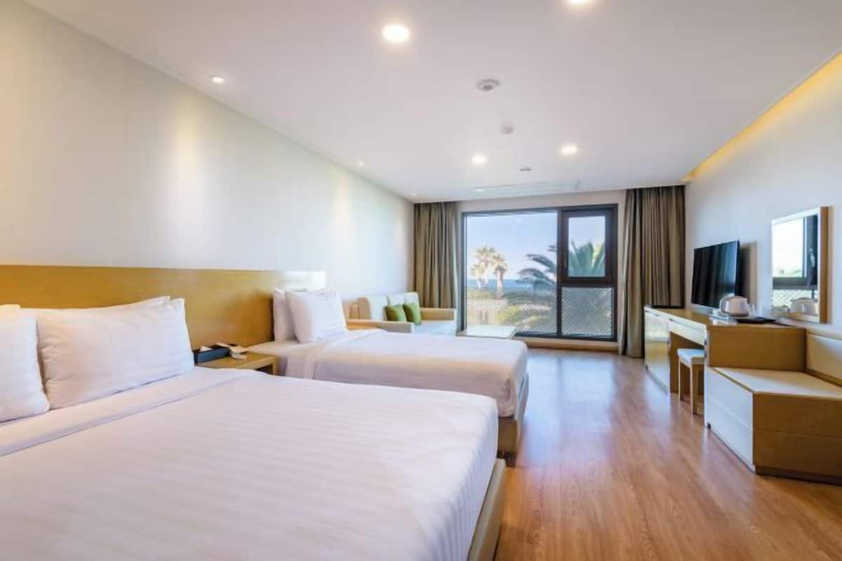1 bedroom, premium bedding, down duvets, in-room safe