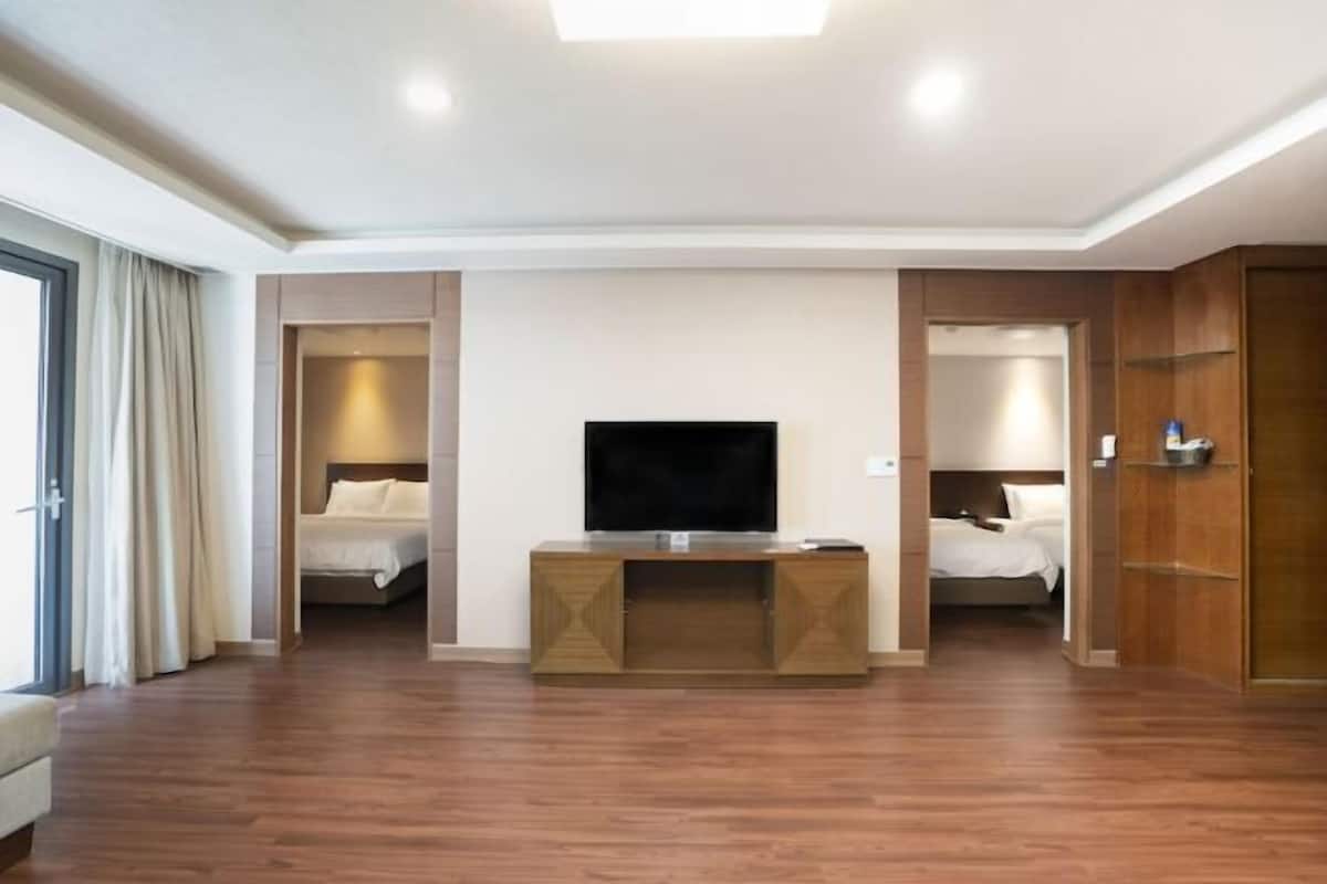 1 bedroom, premium bedding, down duvets, in-room safe