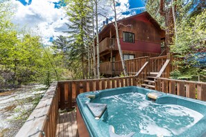 Outdoor spa tub - Ponderosa Lodge (Estes Park)
