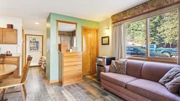 Kitchenette Suite | Individually decorated, individually furnished, laptop workspace