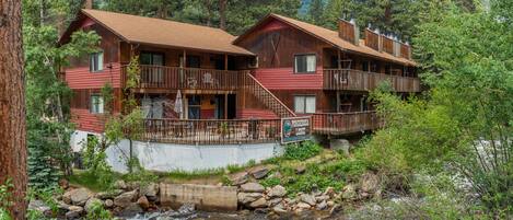 Vista frontal de la propiedad