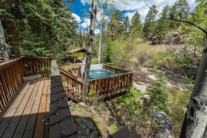 Outdoor spa tub - Ponderosa Lodge (Estes Park)