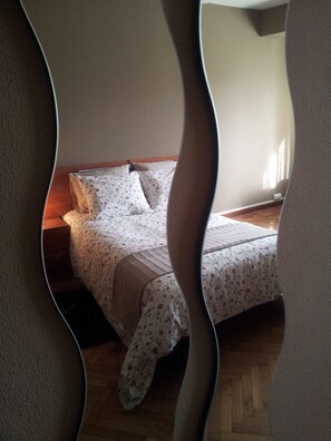Quarto casal ou duplo, banheiro compartilhado | Escrivaninha, cortinas blackout, Wi-Fi de cortesia