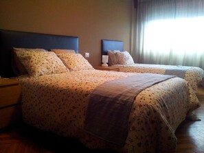 Quarto casal ou duplo, banheiro compartilhado | Escrivaninha, cortinas blackout, Wi-Fi de cortesia