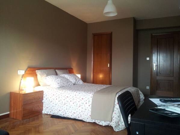 Quarto casal ou duplo, banheiro compartilhado | Escrivaninha, cortinas blackout, Wi-Fi de cortesia