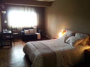 Quarto casal ou duplo, banheiro compartilhado | Escrivaninha, cortinas blackout, Wi-Fi de cortesia