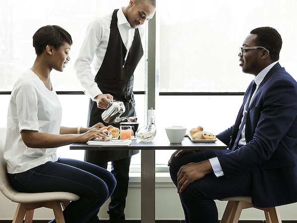 Petit déjeuner continental (8.00 EUR par personne)