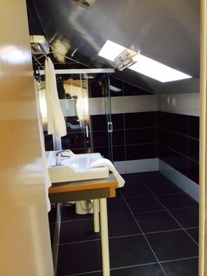 Shower, hair dryer, towels - Hotel Rythme (Saint-Cloud)