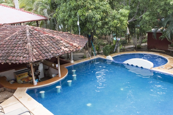 Una piscina al aire libre