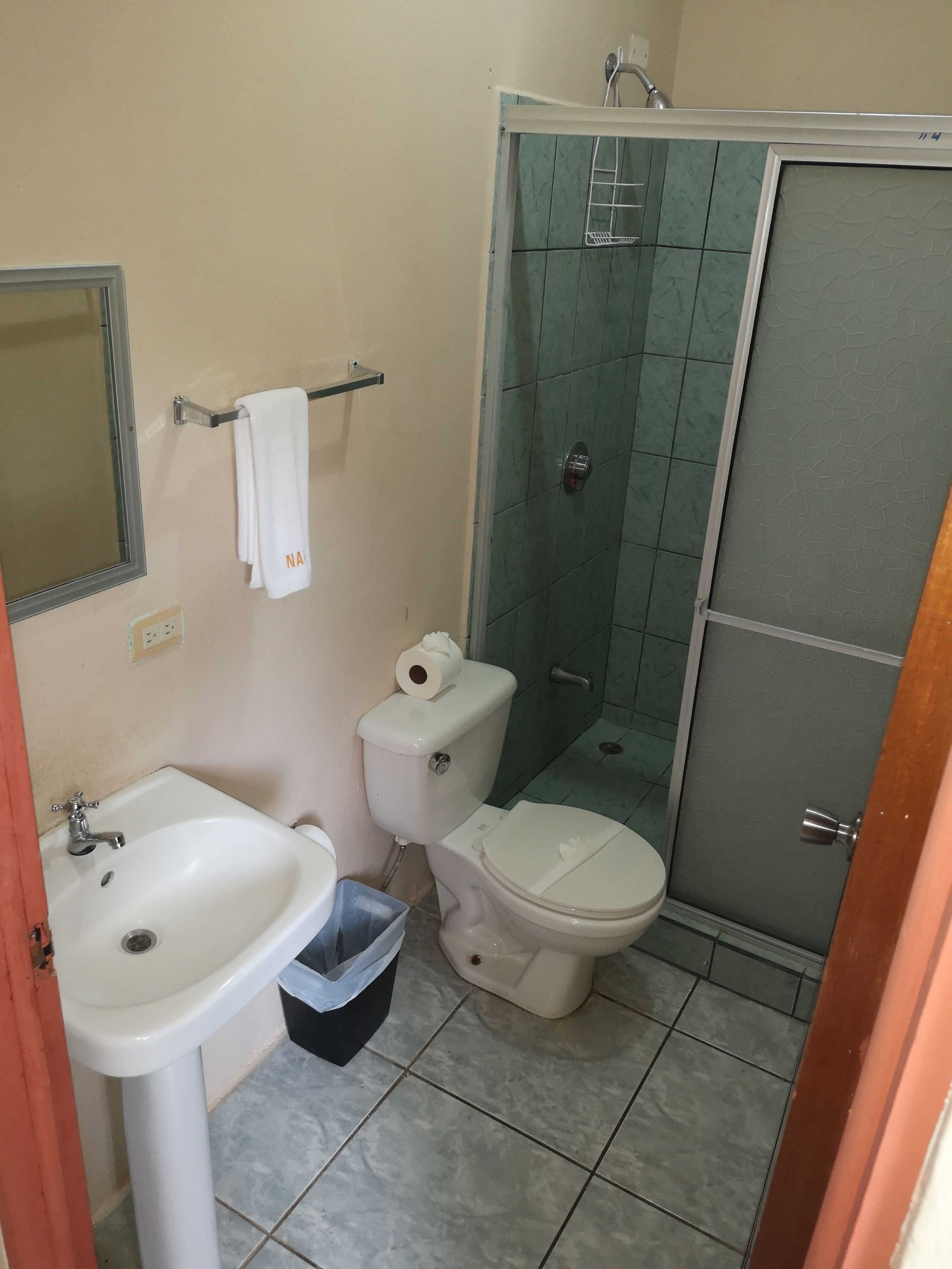 Een badkamer met een wastafel, toilet en douche.