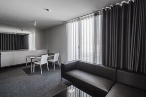 Standard Studio Suite | Minibar, in-room safe, individually decorated, desk - Hotel 3K Europa (Lisbon)