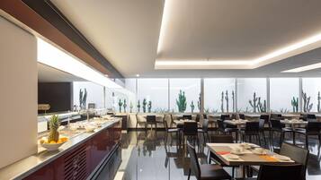 Petit déjeuner buffet servi tous les jours en supplément