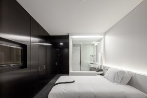 Habitación individual superior | Baño | Artículos de higiene personal gratuitos, secador de pelo y toallas