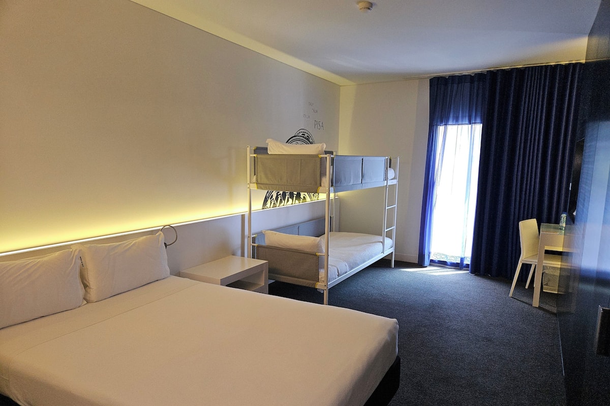 Minibar, cassaforte in camera, con stile personalizzato, una scrivania