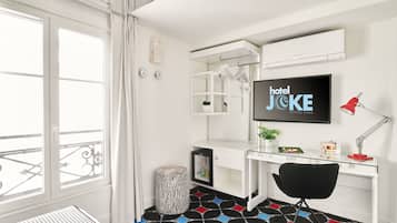Standard Single Room - Free soft minibar, courtesy tray, Chromecast - Digital press | Living area