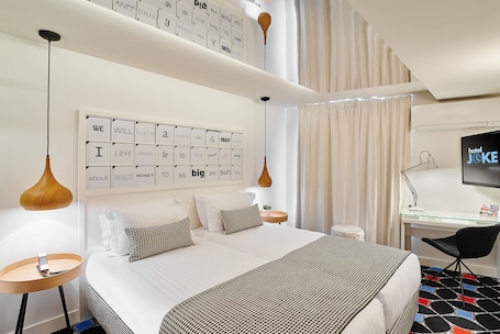 Standard Room with Twin beds - Free soft minibar, courtesy tray, Chromecast - Digital press | Minibar, in-room safe, desk, soundproofing