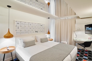 Habitación con camas gemelas - Minibar soft y bandeja de cortesía, Chromecast, Prensa digital | Minibar, caja fuerte, escritorio y sistema de insonorización