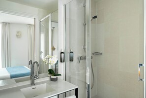 Connecting Room ( 2 Rooms)  - Complimentary soft minibar,courtesy tray, Chromecast, digital press | Bathroom | Shower, free toiletries, hair dryer, towels - Hôtel Joke - Astotel (Paris)