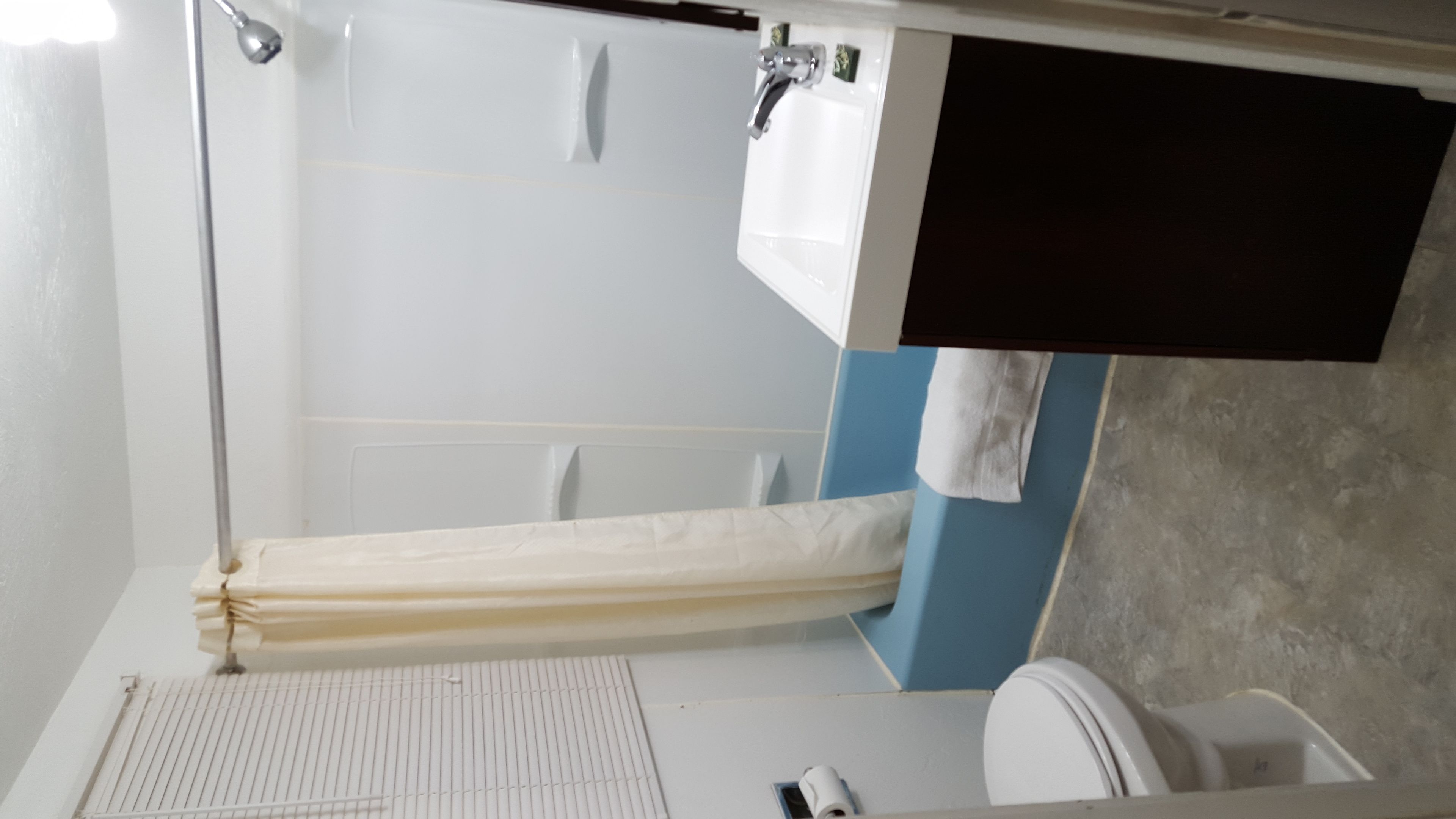Habitación Deluxe, 1 cama de matrimonio, fumadores, frigorífico y microondas | Baño | Artículos de higiene personal gratuitos y secador de pelo