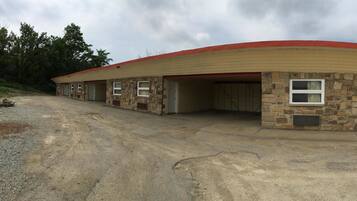 Vista frontal de la propiedad