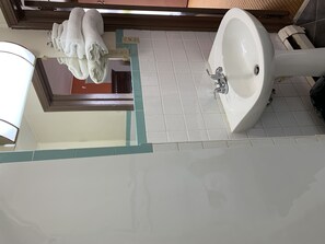 Douche, sèche-cheveux, serviettes fournies