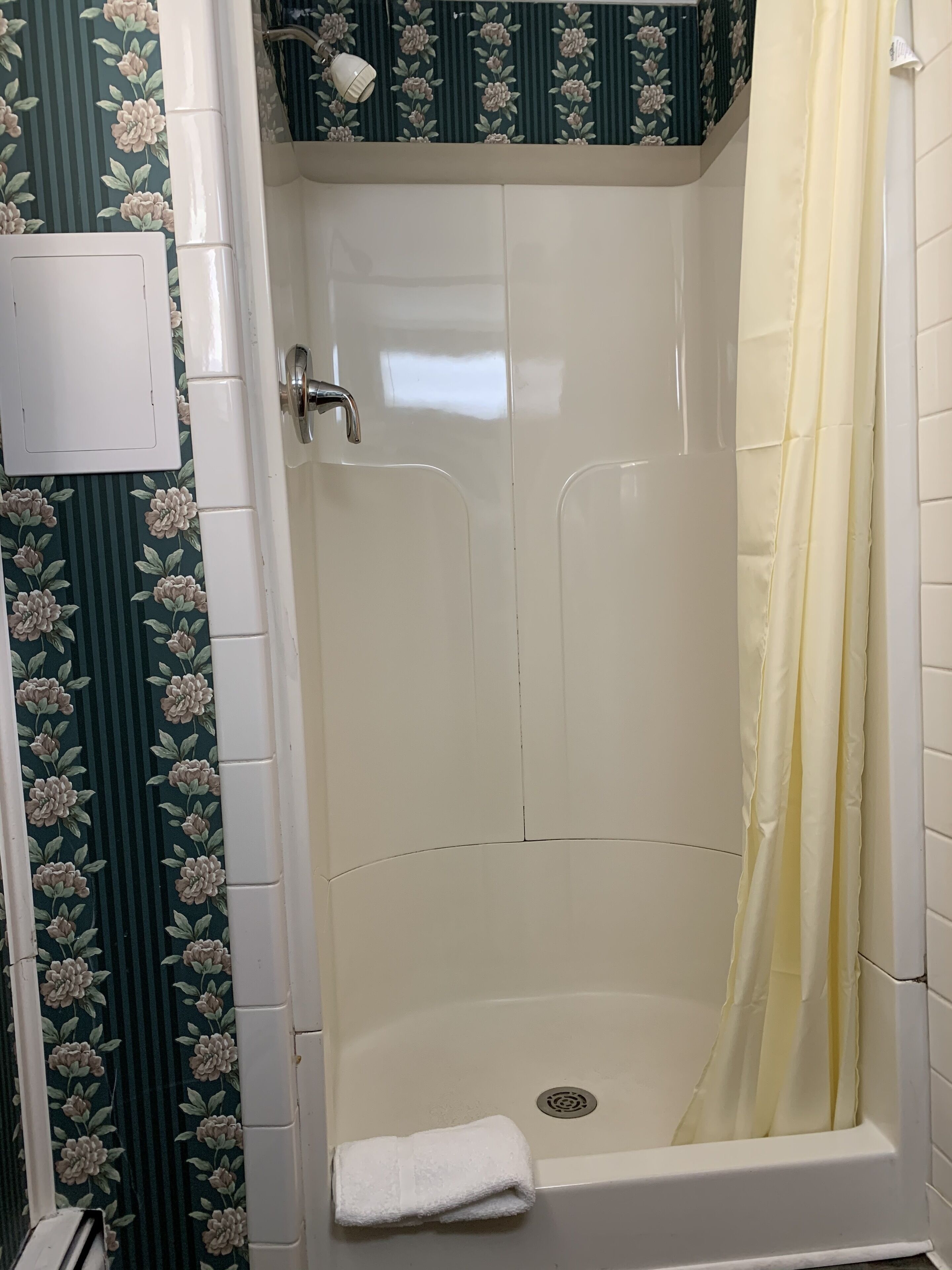 Standard Queen Room | Bathroom | Shower, hair dryer, towels