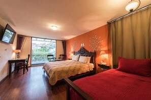 Habitación triple superior, bañera de hidromasaje, vistas al jardín | Minibar, caja fuerte, escritorio y tabla de planchar con plancha