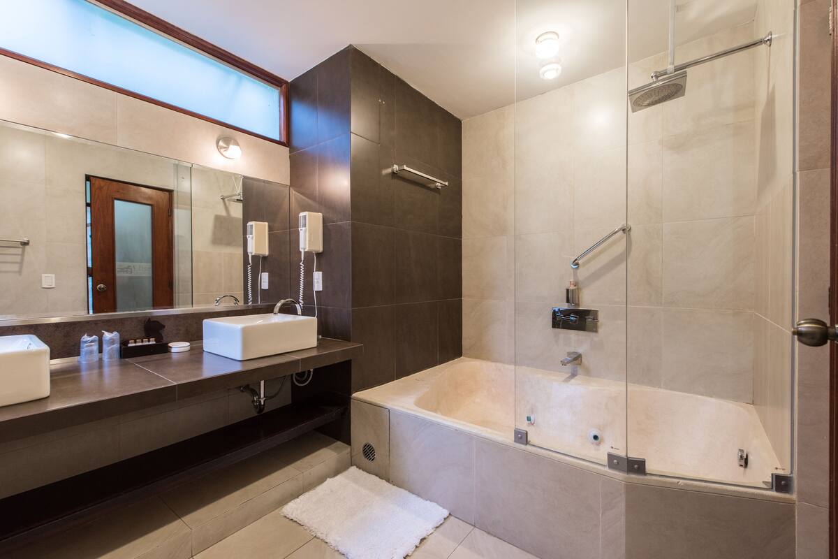 suite, 1 king bed, jetted tub | bathroom | free toiletries, hair dryer, towels, shampoo