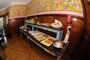 Montaje de bufé con diversos alimentos y una pared decorativa.