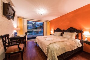 Minibar, in-room safe, desk, iron/ironing board