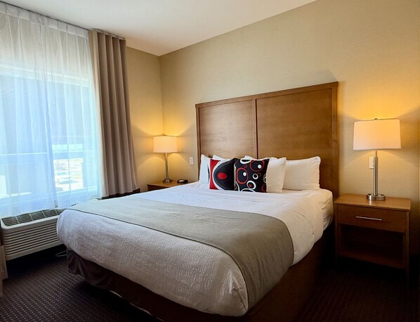 Deluxe Studio Suite | Desk, laptop workspace, iron/ironing board, bed sheets