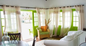 Living room - The Green Cottage - No. 1, The Crane (Diamond Valley)
