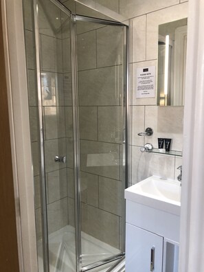 Chambre Supérieure avec lits jumeaux, salle de bains attenante | Salle de bain