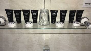 Family Quadruple Room, Ensuite | Bathroom | Shower, free toiletries, hair dryer, towels