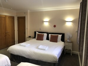 Chambre Quadruple Familiale, salle de bains attenante | Wi-Fi gratuit