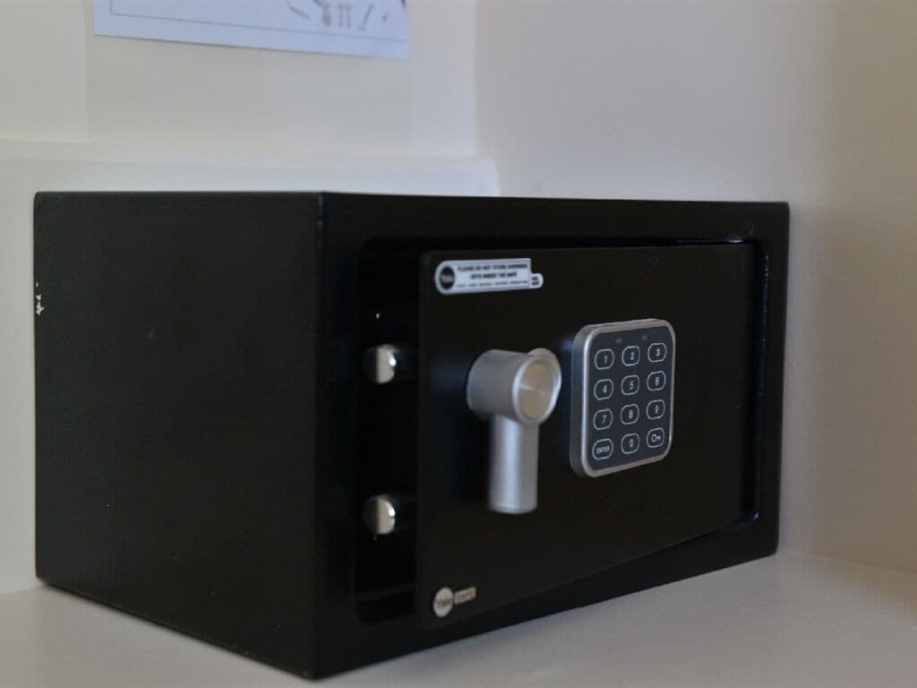 Een zwarte kluis met een keypad en sleutelgat.