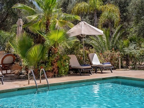 Ulkouima-allas, aurinkovarjoja, aurinkotuoleja