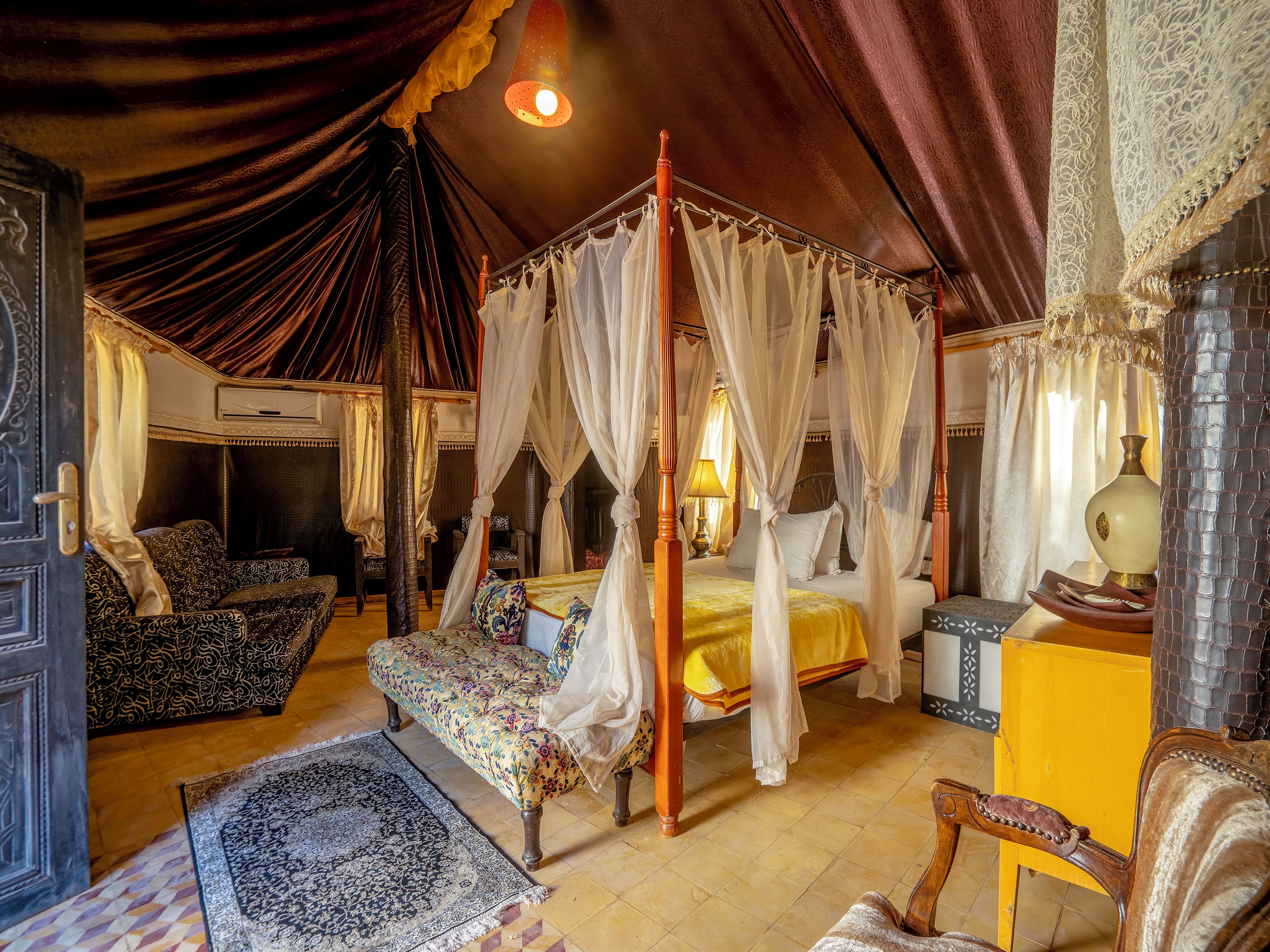 Caja de seguridad en la habitación y muebles diferentes 