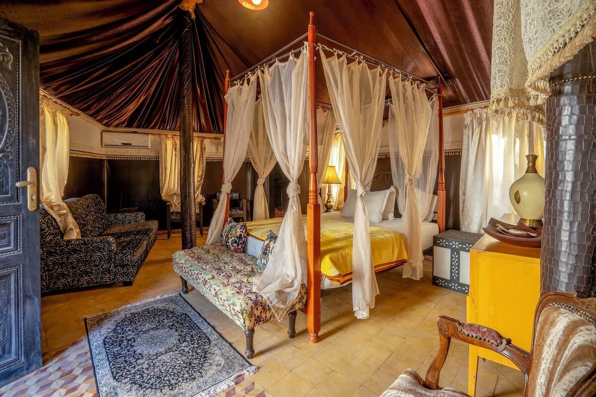 In-room safe, blackout curtains, soundproofing