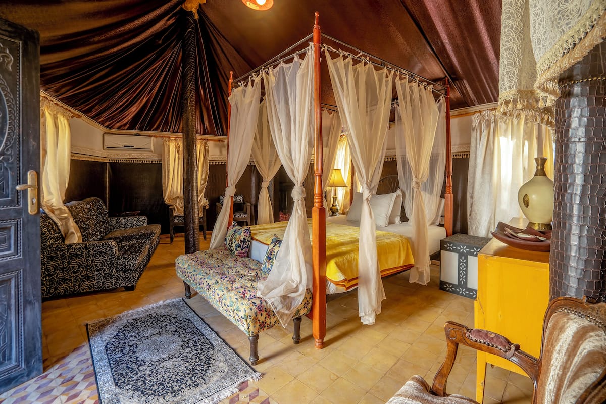 Caja de seguridad en la habitación y muebles diferentes