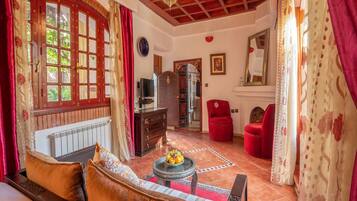 Superior-Doppelzimmer | Wohnbereich | Tischtennisplatte, Bücher