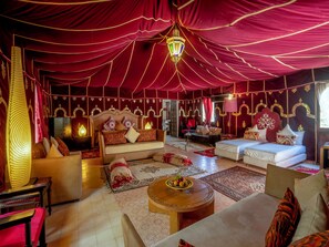 In-room safe, individually furnished, blackout drapes, soundproofing - Riad Clé De Sol (Ghmate)