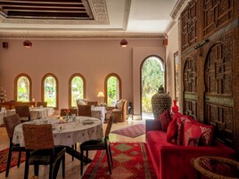 Serviço de café da manhã, culinária marroquina, vistas para a piscina 