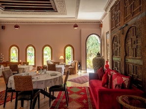 Aamiainen ja lounas; marokkolainen keittiö, näkymät uima-altaalle